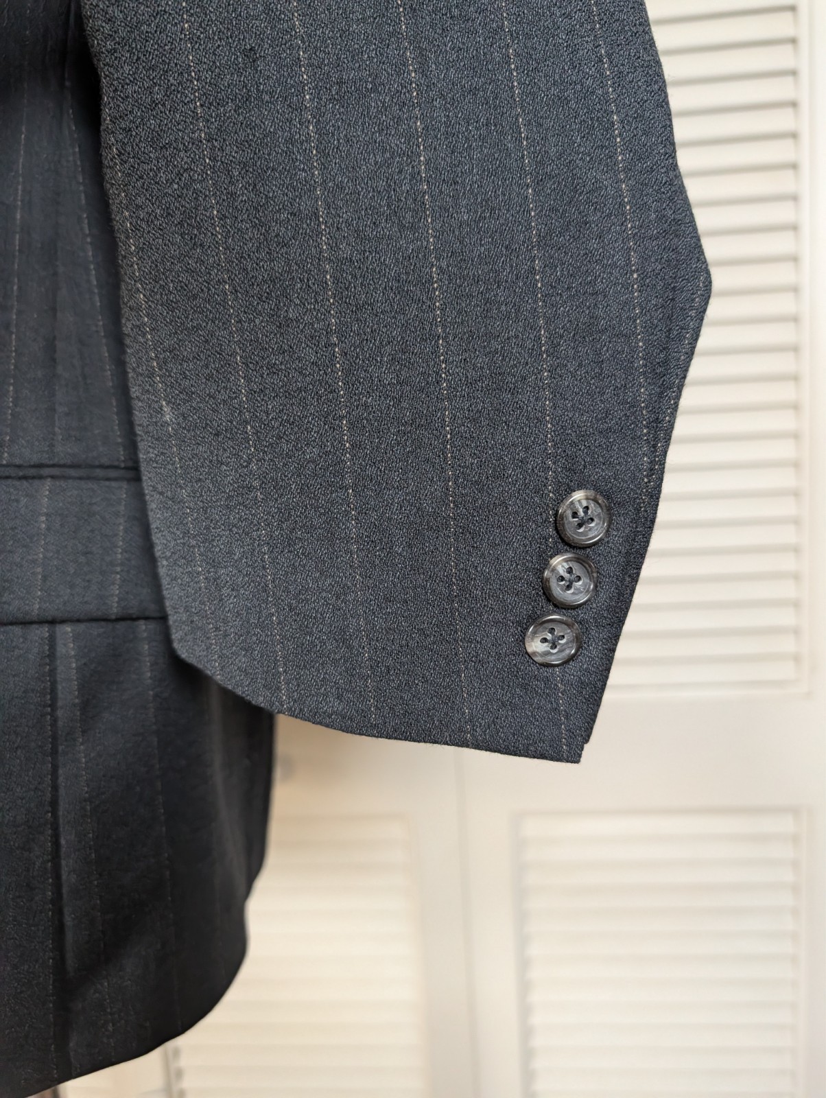 Clairborne 2 Piece Suit Mens 42R 34×31 Double Breast Peak Lapell Gray Stripe
