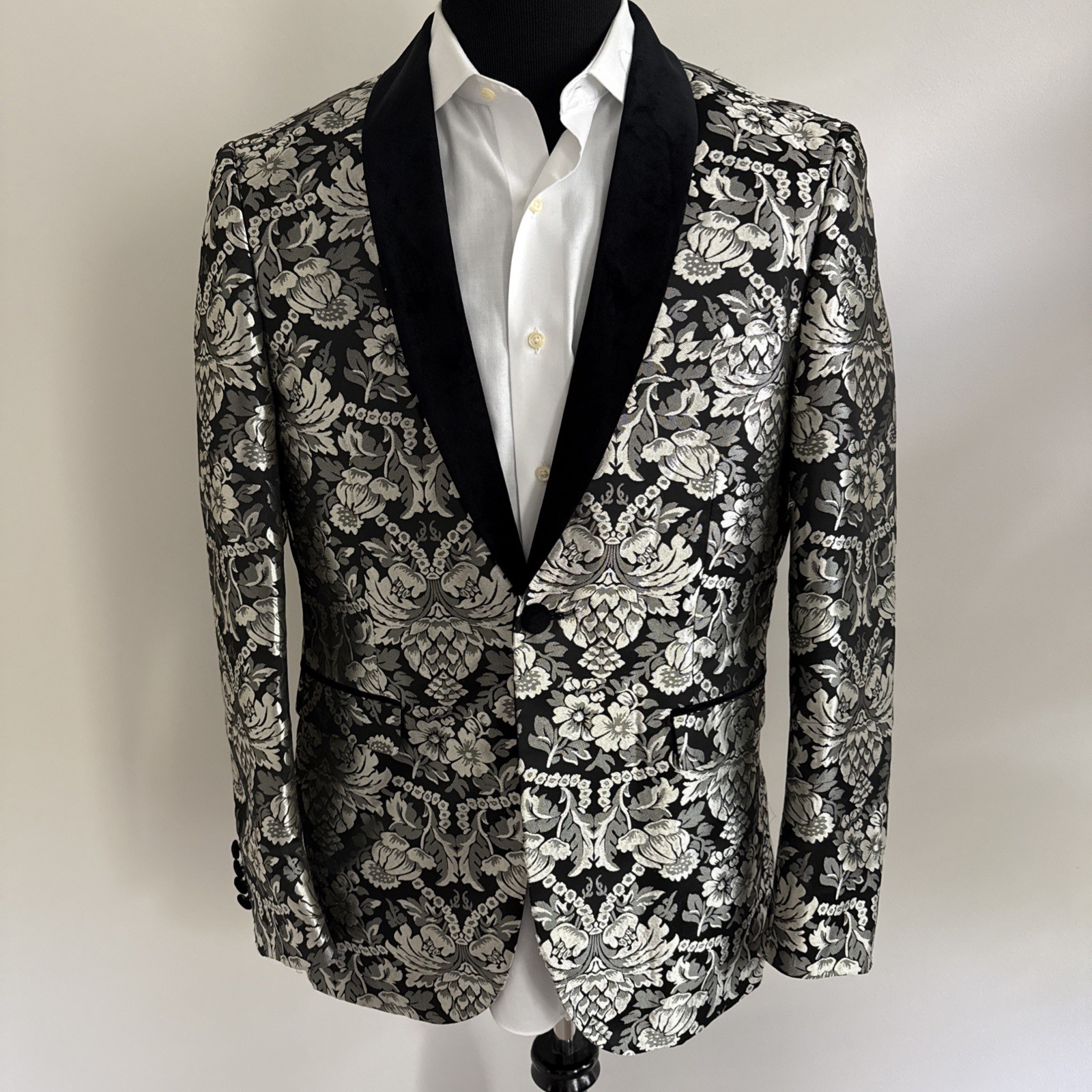 Kilburne Finch Formal Wear Floral Tuxedo Jacket Size 42R Silver Black