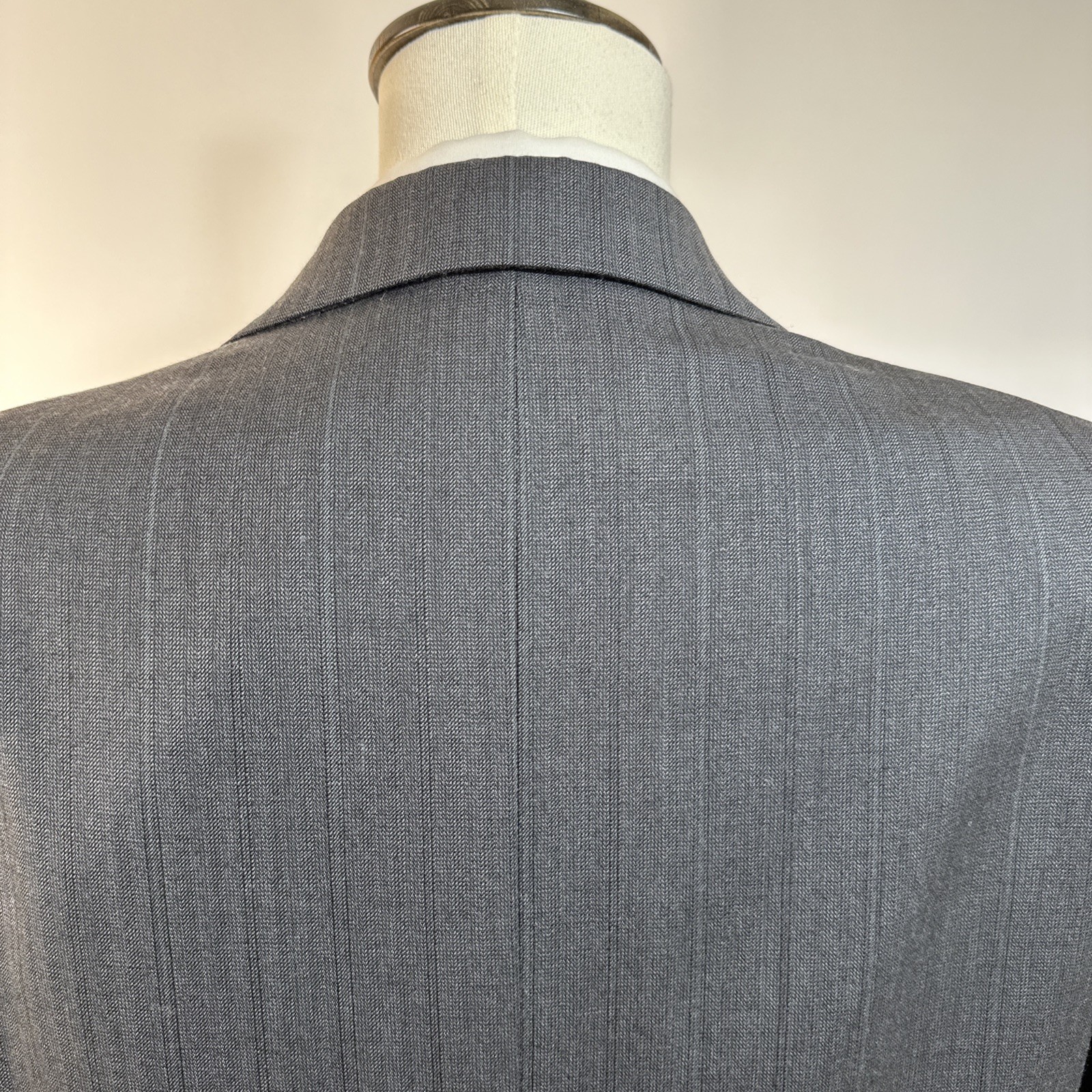 Gray Pinstripe 100% Wool Blazer Mens Approx 44R Single Vent See Measurements