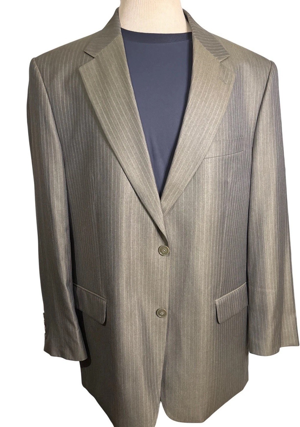 Jones New York Men’s 44R, 40X32 Light Grey Stripes 2 Piece – Excellent Suit!