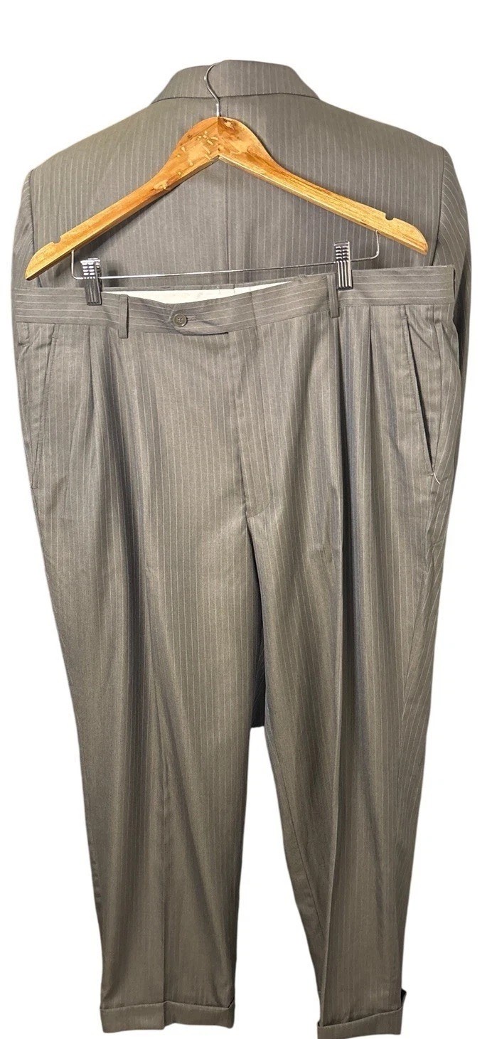 Jones New York Men’s 44R, 40X32 Light Grey Stripes 2 Piece – Excellent Suit!