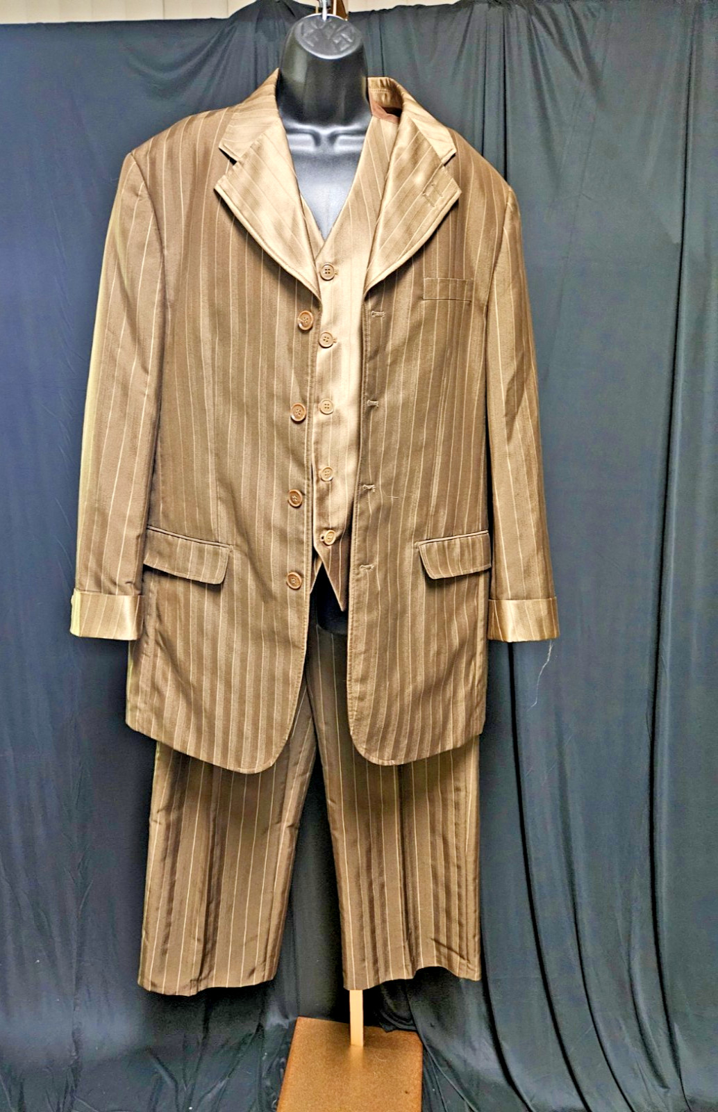 MEN’S FORTINO LANDI 3 PIECE PINSTRIPPED SUIT BEIGE/DK BROWN XL 42/32 USED
