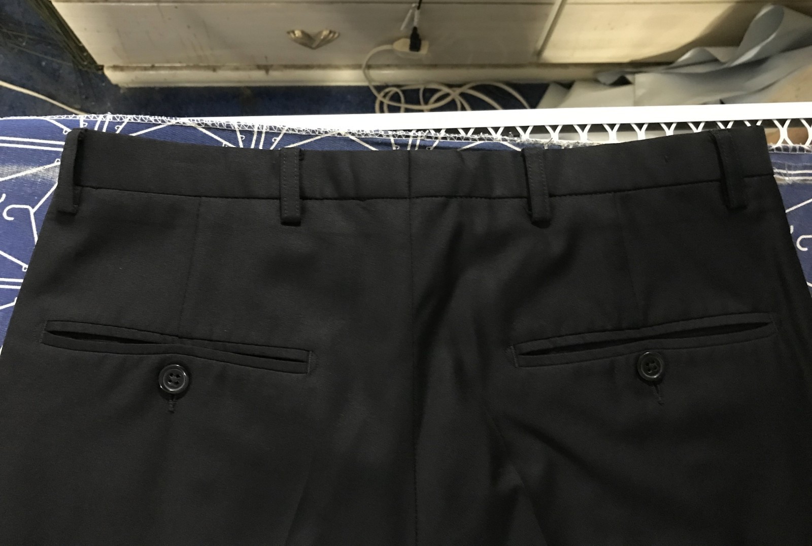 J LINDEBERG SIZE 34 LONG OR REG BLACK 2 BUTTON WOOL SUIT